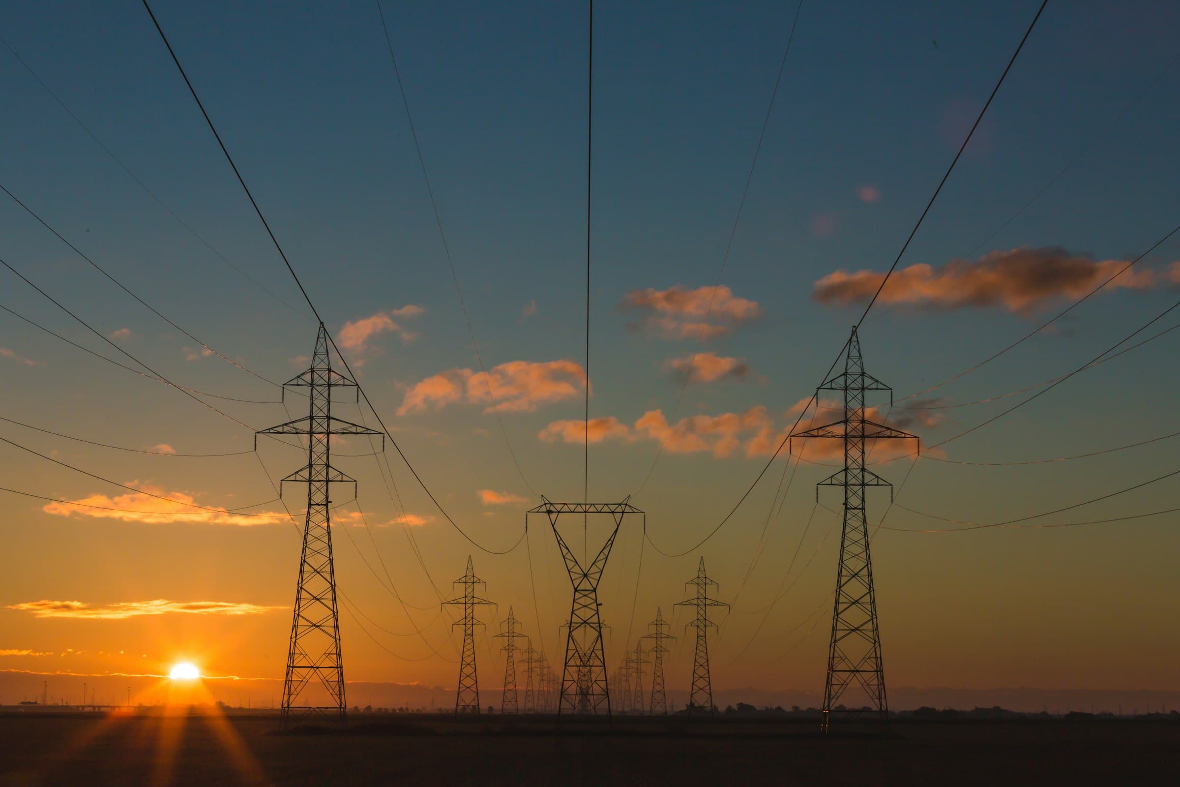 Torres de transmisión eléctrica a lo largo de un corredor territorial
