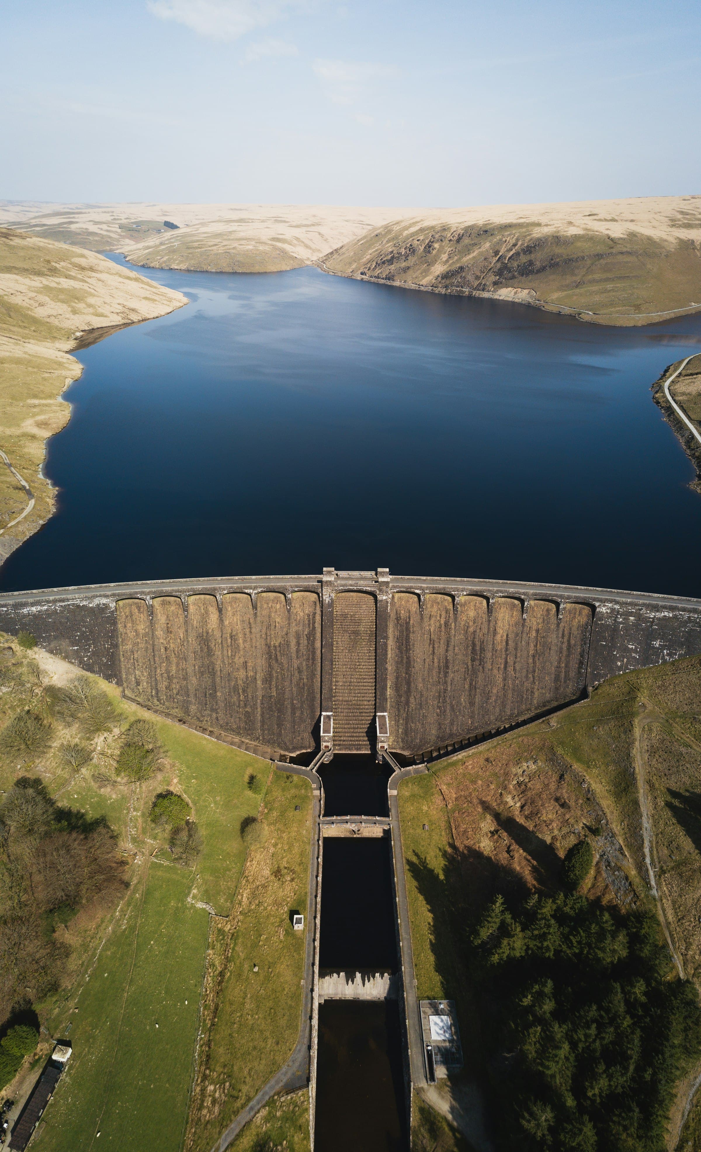Presa y embalse — infraestructura hídrica de escala pública