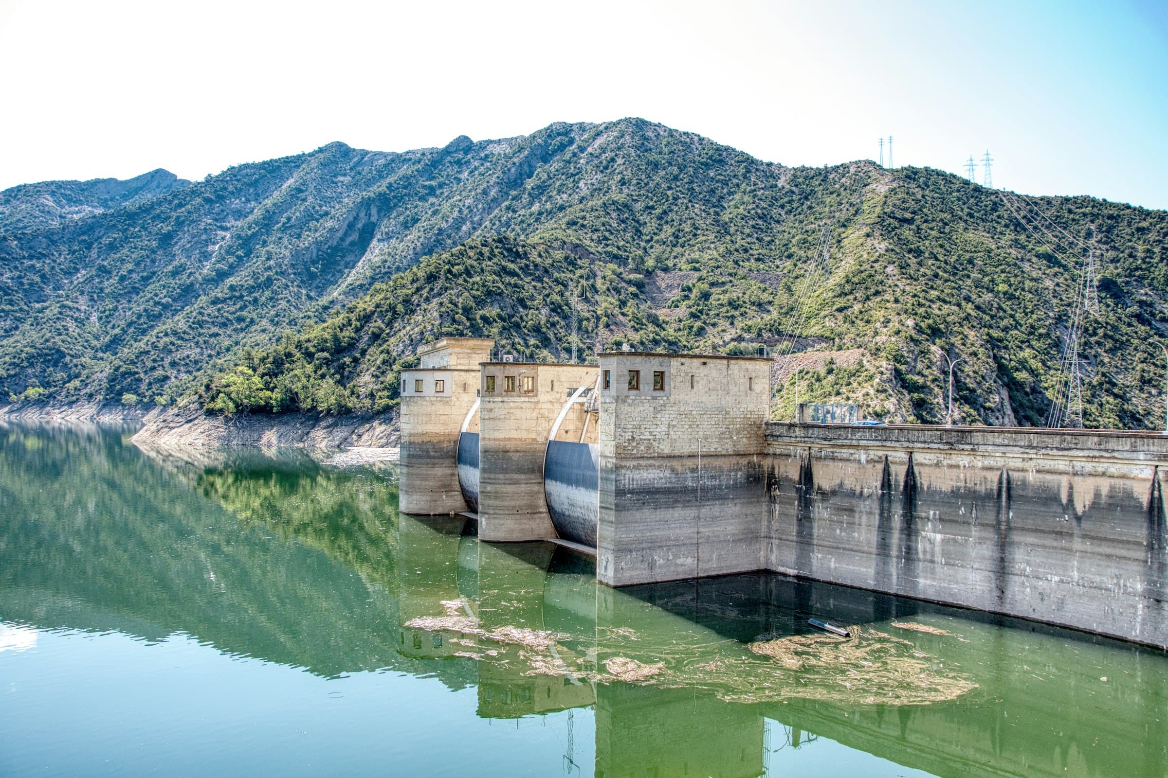 Presa de concreto y embalse en un territorio montañoso